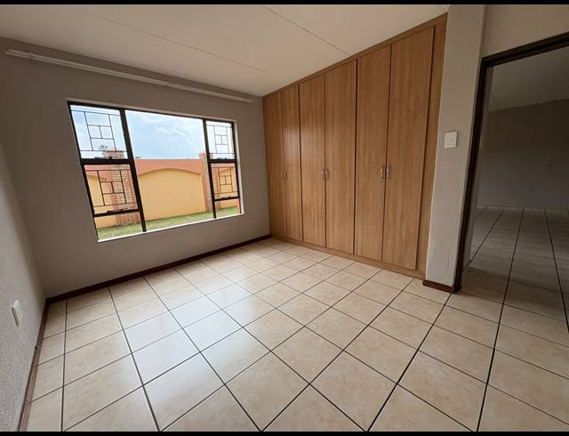 2 BEDROOM FLAT FOR SALE IN VAALPARK